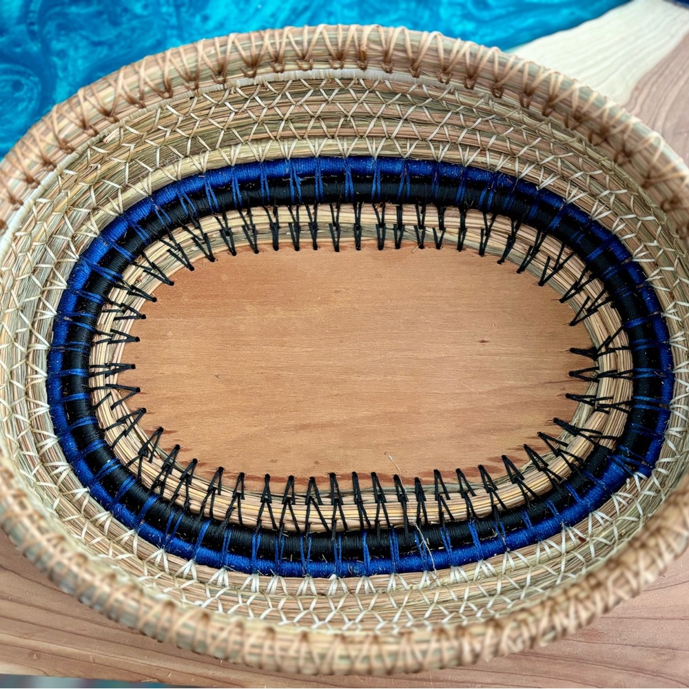Signed Pamela Caskey Handcrafted Patriotic Oval Pine Needle & Sweetgrass Basket - Picture 4 of 7